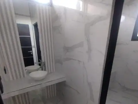 Casa en Alquiler con 4 cocheras