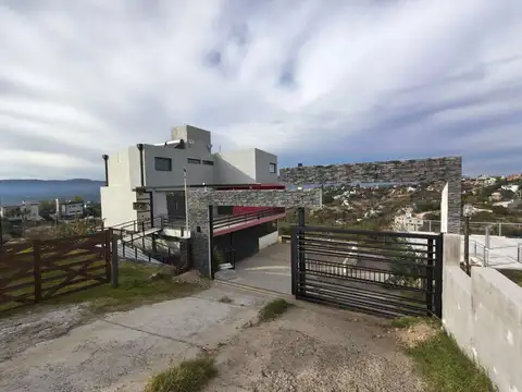 Casa 6 ambientes con 2 baños