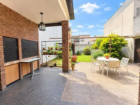 VENTA CASA EN LOTE PROPIO CON QUINCHO – VERSALLES