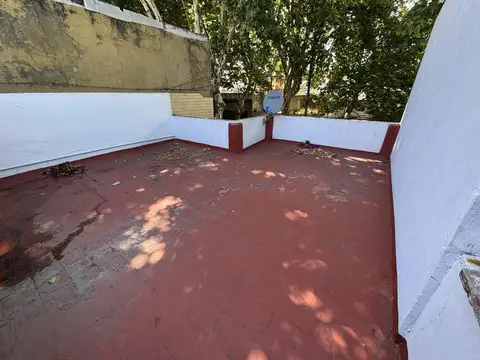 Casa a refaccionar con patio y terraza. Lote propio