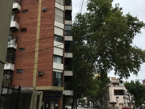 Muy lindo local en esquina sobre Juan B Justo