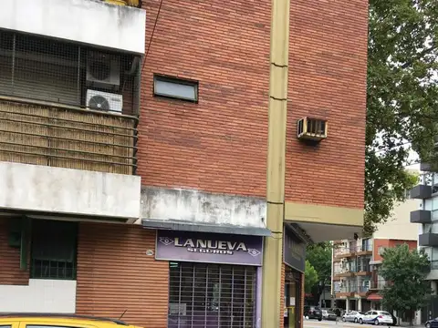 Muy lindo local en esquina sobre Juan B Justo