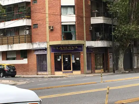 Muy lindo local en esquina sobre Juan B Justo