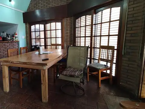 Chalet en venta de 6 ambientes  con jardín, piscina y cochera