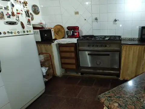 Casa 6 ambientes con 2 baños