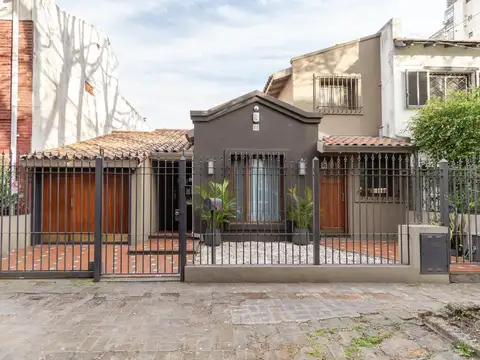 Divina casa en venta ubicada en Acassuso, con garage, jardín y piscina.