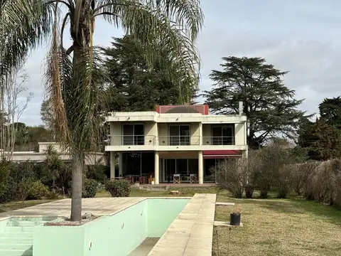Casa en venta - 4 Dormitorios 3 Baños - Cochera - 1608Mts2 - Villa Elisa
