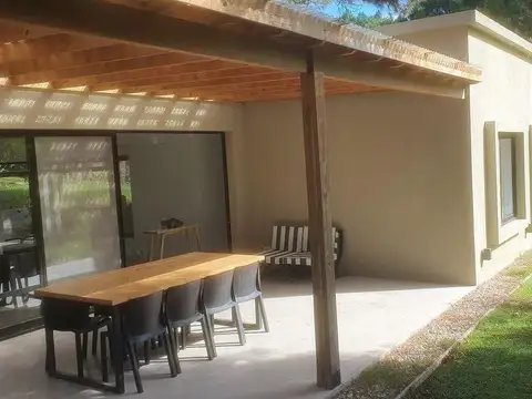 Casa 4 ambientes con 2 baños