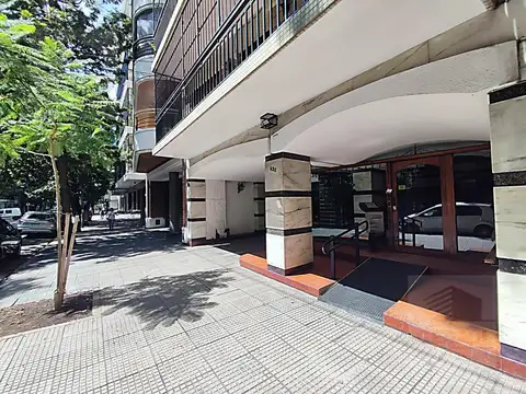 Departamento 4 amb con dependencia - Cochera cubierta fija - Baulera - en Caballito