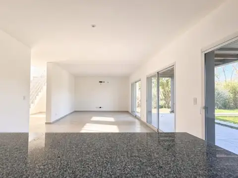 Casa 4 ambientes con 3 baños