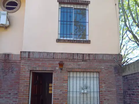 ALQUILER de Triplex con patio y cochera, expensas bajas - DESOCUPADO