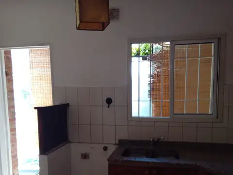 ALQUILER de Triplex con patio y cochera, expensas bajas - DESOCUPADO