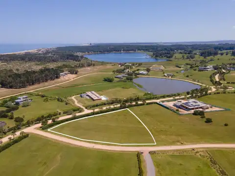 LOTE frente a la laguna en LAGUNA ESTATES