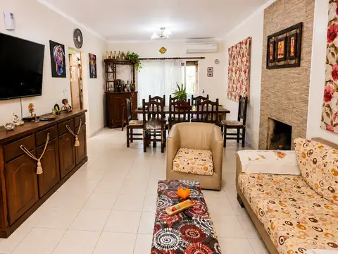 Casa 4 ambientes con 2 baños