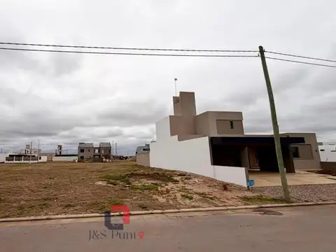 LOTE EN PAMPAS DE MANANTIALES