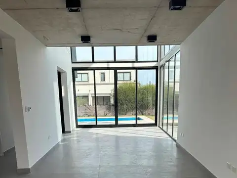Casa 6 ambientes con 3 baños