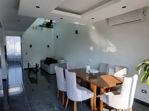 Casa 4 ambientes con piscina en venta