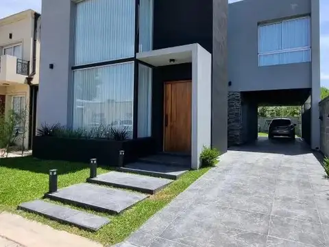 Casa 4 ambientes con piscina en venta