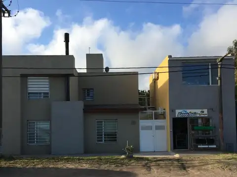 Casa en venta - 4 Dormitorios 4 Baños 1 Cochera - Quequen