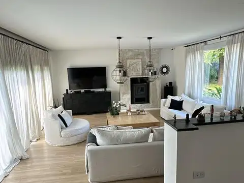 Casa 5 ambientes con 2 baños