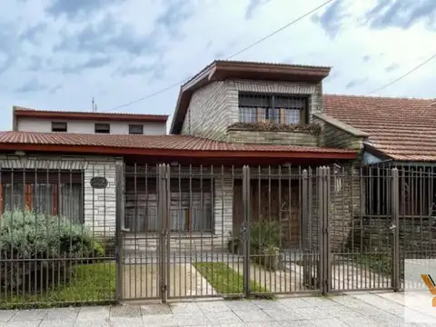 Casa en venta - 4 Dormitorios 3 Baños - Cochera - 283Mts2 - Mar del Plata