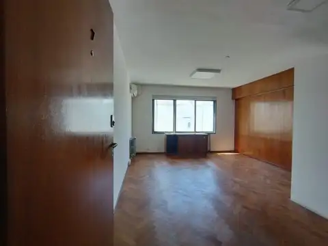 Oficina céntrica con baño privado. Zona bolsa de comercio.