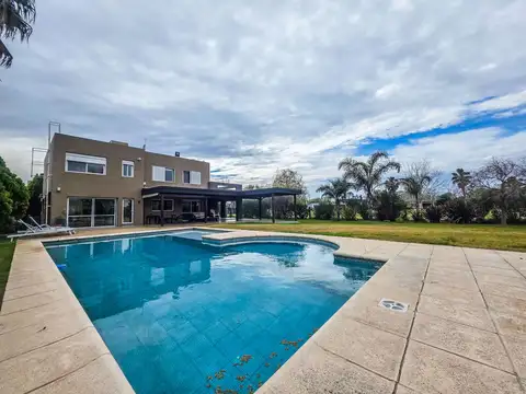 VENTA - Casa 4 dorm pileta quincho en lote de 1200m2 - Puerto Roldan
