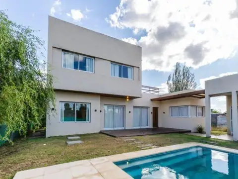 VENTA- CASA DE TRES DORMITORIOS CON QUINCHO Y PILETA. BARRIO EL MOLINO, ROLDÁN