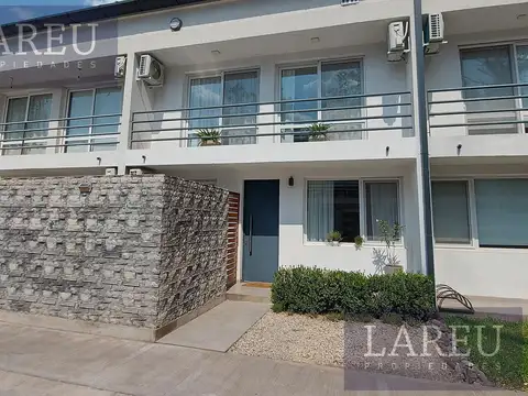 Barrio Tres Robles,  Avenida José E. Uriburu 1631, Pilar.