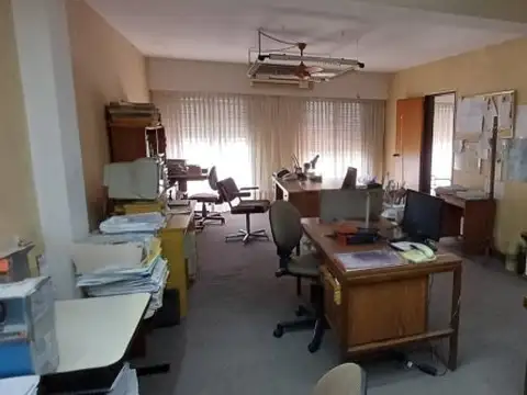 Venta oficina en planta alta.  San juan al 1200