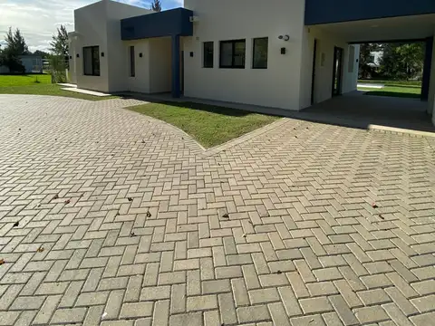 Casa 4 ambientes con 2 baños
