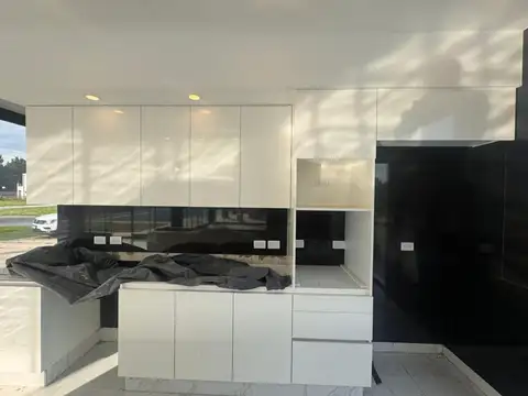 CASA 4 AMB DE EXCEPCIONAL ESTILO MODERNO C/PILETA