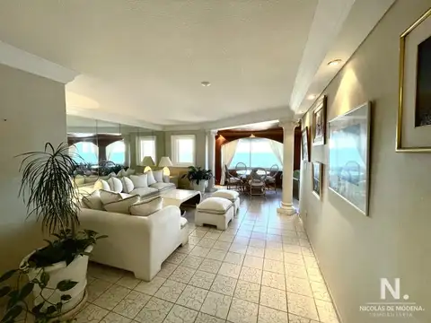 En venta departamento en Peninsula Punta del Este de 3 dormitorios.