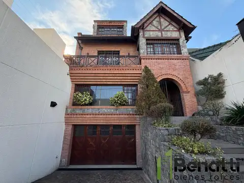 CASA 5 AMBIENTES EN VENTA CON PILETA Y COCHERAS. MATADEROS