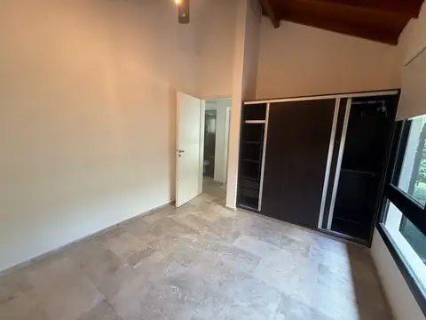 Casa en Alquiler con 4 cocheras