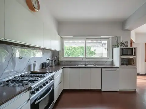 Casa 9 ambientes con 4 baños