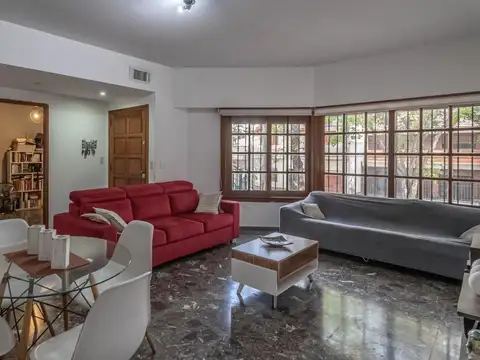 Hermosa casa de 9 ambientes, pileta, fondo y 5 cocheras en lugar privilegiado de Villa Luro