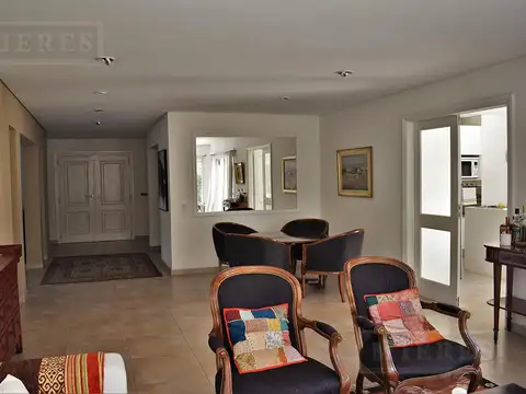 Casa 8 ambientes con 3 baños