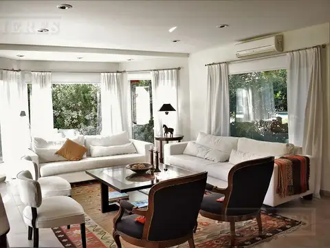 Casa en Venta con 2 cocheras