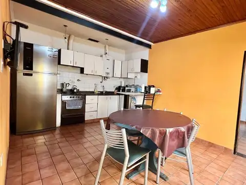 CASA EN VENTA 4 AMB. CON TERRENO y GALPÓN