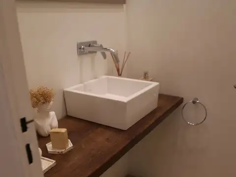 Casa 6 ambientes con 4 baños