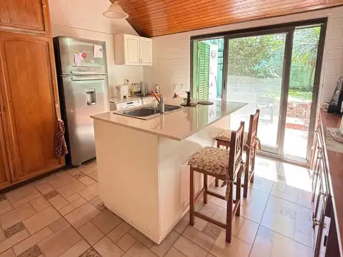 HERMOSA CASA DE 4 AMBIENTES DE ESTILO EN 2 PTAS. C/ JARDIN