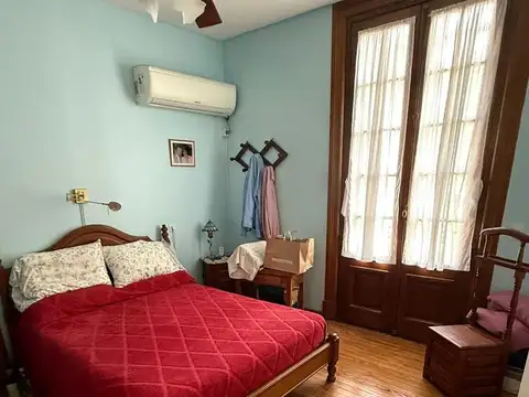 HERMOSA CASA DE 4 AMBIENTES DE ESTILO EN 2 PTAS. C/ JARDIN