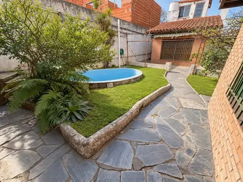 Venta lote con 2 viviendas, piscina y cochera. Florida, Vicente Lopez.