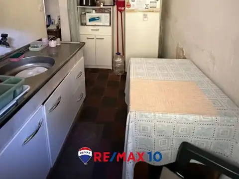 Se vende casa de 2 dormitorios con amplio terreno.