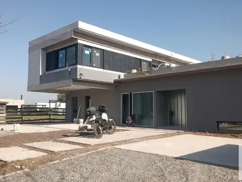 Casa en venta - 4 Dormitorios 2 Baños - Los Cardales