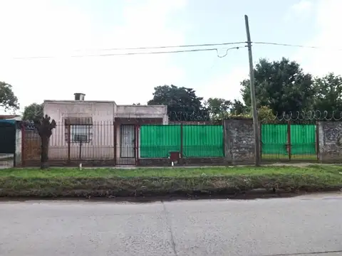 VENTA CASA 4 AMBIENTES EN LONGCHAMPS CON LOTE