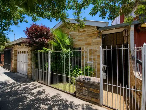 OPORTUNIDAD VENTA CASA CHALET 4 AMBIENTES CON GARAGE Y PILETA ESCUCHA OFERTA