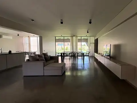 Casa 6 ambientes con 4 baños