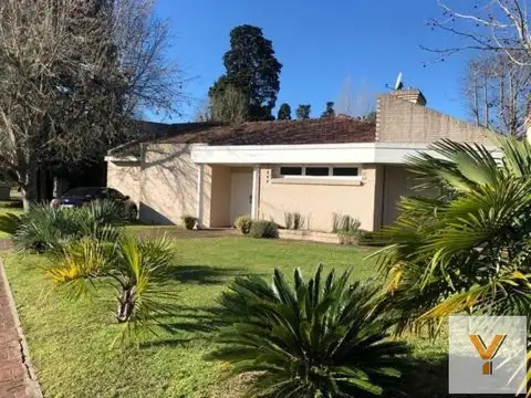 Casa en venta - 3 Dormitorios 5 Baños - Cochera - 1.044mts2 - Berazategui 